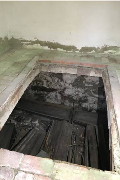 En la cámara funeraria se encontraron 8 ataúdes y en uno de ellos estaba la mujer que habría expulsado parcialmente a su hijo luego de morir