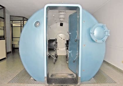 En la cámara hiperbárica se puede tratar a seis pacientes simultáneamente; cada uno con su mascarilla