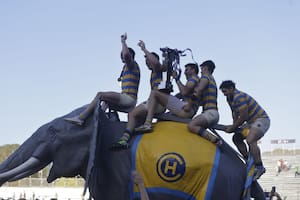 ¡Hindú campeón! Un festejo con la vuelta del Elefante y con el “papa Francisco”