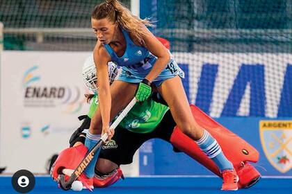 En la
cancha defendiendo
la camiseta celeste y
blanca de la Selección.