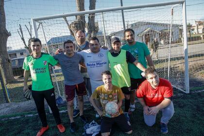 En la cancha del pueblo hay fútbol todos los fines de semana
