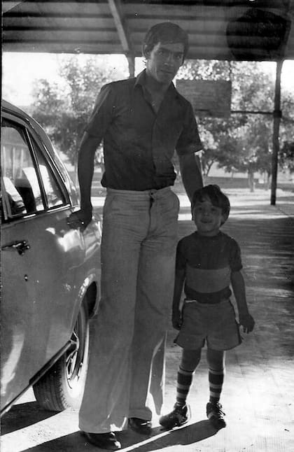 En La Candela, donde Boca pasaba largas concentraciones, con su hijo Javier, hoy músico.