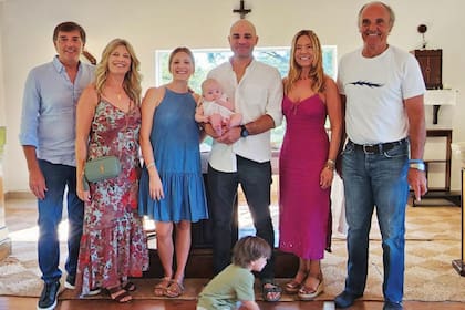 En la capilla de Centauros. Paula y Rulo posan con sus hijos, Nieves y Ernestito, y sus respectivos padres, Brenda y Pablo Medrano, y María Laura y Ernesto Trotz.