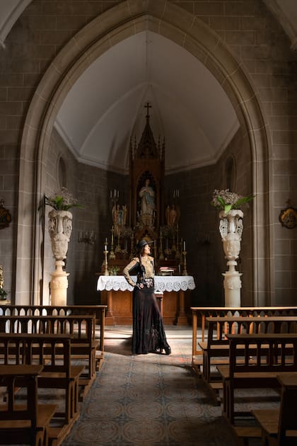 En la capilla, enclavada en medio del parque diseñado por Carlos Thays. Allí se celebraron varios casamientos familiares