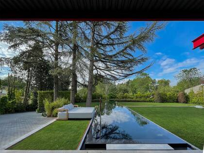 En la casa de Diego Goronda en España, donde había una cancha de tenis abandonada, se ubicó la piscina de 20 metros de largo y en negro para lograr lo que en inglés denominan reflecting pool