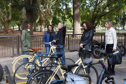 En la Casa de Gobierno de Mendoza ya funciona un estacionamiento para bicicletas. De hecho, son cada vez más los empleados y funcionarios que van a trabajar en bici.