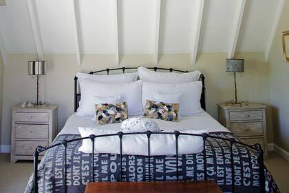 Grace Devecyan propuso esta colcha de tussor teñida de negro y pintada a mano con la letra de La vie en rose.