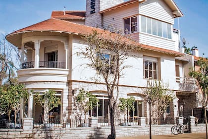 En la casa de neto estilo Mar del Plata que está en la particular esquina triangular de Lincoln y Pareja, frente a la plaza, funciona una de las sedes de tradicional chocolatería y heladería Rapa Nui. 