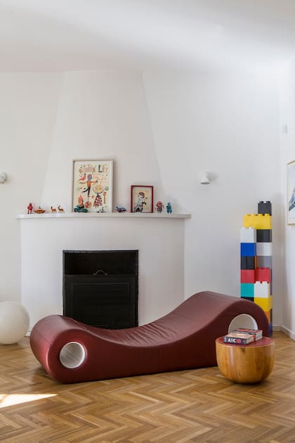 En la casa de Paloma Kon y Martín Irizar, al frente de su propia marca de muebles de diseño desde hace dos décadas, Junto al hogar, diván en cuero (Irizar Kon) y bloques gigantes (Blockosso) en la chimenea de época.