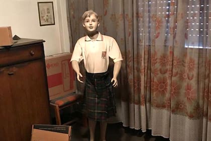 En la casa del sospechoso fue secuestrado un maniquí de niño vestido con uniforme escolar