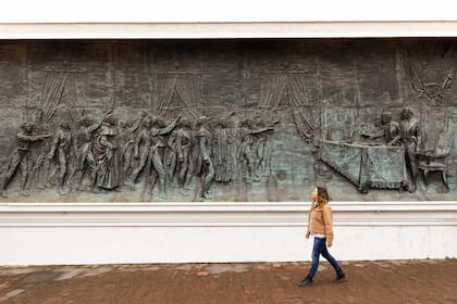 En la Casa Histórica de Tucumán, el bajorrelieve de Lola Mora que recrea los episodios de julio de 1816.