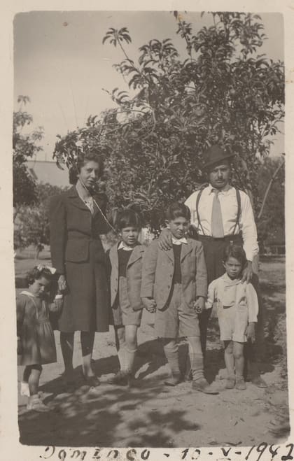 En la casa Lavaque, Lidia Lavaque y Salomón Trunsky, y sus hijos cuatro hijos, el más chico de todos es Juan Carlos, padre de Ramiro. La nena es Doralba Trunsky, su madre adoptiva.