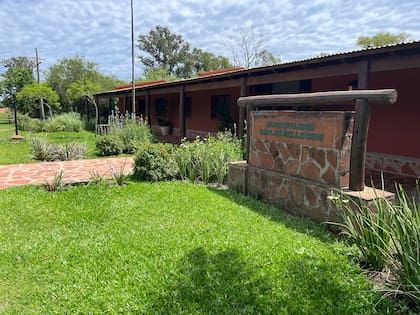 En la casa municipal se plantaron Lantanas rojas y Salvias celestes representando los colores políticos correntinos.
