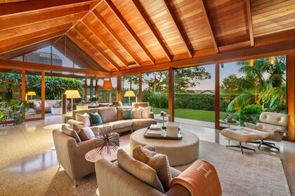 En la casa predomina la madera en techos y pisos y los colores neutros en el mobiliario