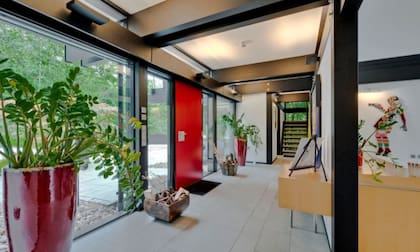 En la casa predominan el estilo minimalista y las paredes acristaladas