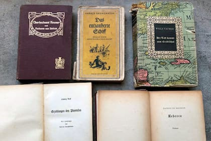 En la casa, que estuvo durante muchos años abandonada, se encontraron libros escritos en alemán, publicados en Berlín en 1935, durante la consolidación de nazismo en Alemania