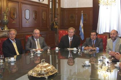 En la Casa Rosada con Julio Grondona, Miguel Ángel Toma (ministro de interior), el presidente Ramón Puerta y el jefe de la policía.