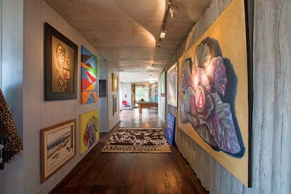 En la casa, se destacan obras de arte de gran formato de artistas uruguayos y argentinos vivos. “Con mi hermano, Gerardo [es arquitecto también] tenemos un espacio de arte en Buenos Aires. Se llama ‘De Alma’”, cuenta Javier.