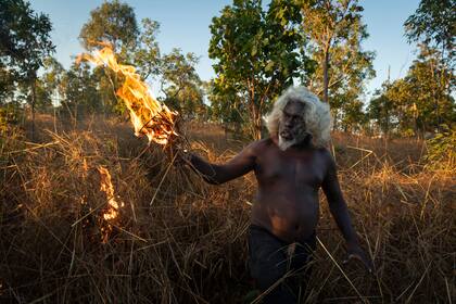 En la categoría Historia Gráfica del Año Matthew Abbott ganó el premio World Press Photo con un reportaje sobre la quema controlada de arbustos por parte de los pueblos indígenas de Australia