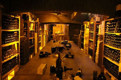 En la cava, hay 60.000 botellas de vino argentino
