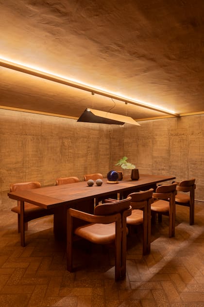 En la cava, los pisos —diseñados por el estudio— se resolvieron en concreto de tono café desgastado, trabajado con papelillo.