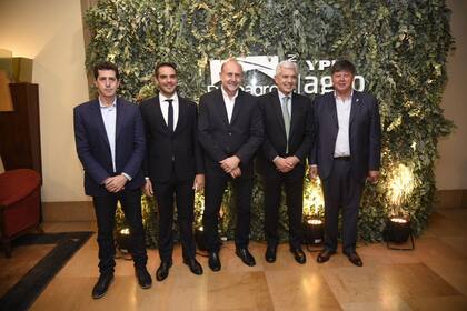 En la cena de expositores. Eduardo Wado De Pedro, ministro del Interior; Manuel Passaglia, intendente de San Nicolás; Omar Perotti, gobernador de la provincia de Santa Fe; Julián Domínguez, ministro de Agricultura; y Martín Schvartzman, CEO de Exponenciar
