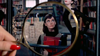 En La Cenicienta en París, un fotógrafo de una reconocida revista de moda busca un rostro que salga de lo habitual; lo encuentra en Audrey Hepburn, la joven e intelectual empleada de una librería