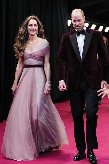 En la ceremonia de los premios BAFTA, el domingo pasado,
Kate y William se lookearon a tono, en morado, para dar una ima gen de unidad y solidez, según analizó el diseñador español Juan Avellaneda