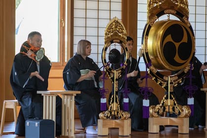 "En la ceremonia se elevan plegarias cantando en idioma japonés mientras los ayudantes tocan instrumentos típicos"