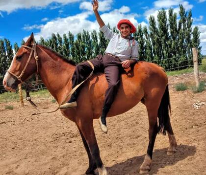 En la chacra que alquila, en los momentos libres, Maximiliano Salas se dedica a domar potros y a su emprendimiento avícola