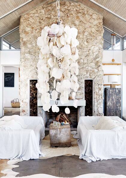 En la chimenea revestida con piedra de la zona se incorporaron dos nichos verticales para la leña.