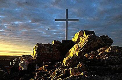 En la cima del monte Longdon, donde se libró una de las más cruentas batallas de la guerra, una cruz recuerda a los caídos