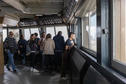en-la-cima-hay-un-sector-TZUQ3EE6AVAOVCNEQEL2BC6W2E Torre Eiffel: por qué casi fue demolida, cómo la pintan, cuánto factura y más curiosidades del monumento más visitado del mundo