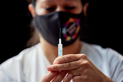 En la ciudad 256.000 personas ya recibieron al menos una dosis de la vacuna; corresponde a personal de salud, mayores de 80 años, docentes y personal estratégico