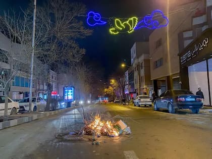 En la ciudad de Hamedan, muchos comerciantes cerraron sus locales y organizaron actos de protesta en las calles