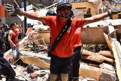 En la ciudad de Machala se registraron varias viviendas destruidas y vehículos aplastados en las calles.