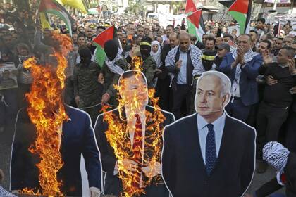 En la ciudad de Nablus, Cisjordania, los manifestantes quemaron gigantografías de Netanyahu, Trump y Mike Pompeo