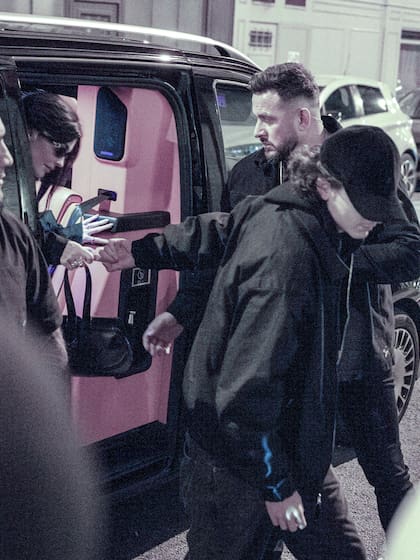 En la ciudad del amor, Kylie Jenner y su novio, el actor Timothée Chalamet, fueron vistos saliendo juntos de un vehículo durante la Semana de la Moda de París; la pareja se unió al festejo de cumpleaños de Rosalía celebrado en un distinguido establecimiento parisino