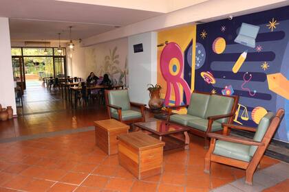 En la ciudad existen 36 residencias universitarias que aportan 1100 camas; cada año, unos 180.000 estudiantes nacionales y extranjeros eligen Buenos Aires