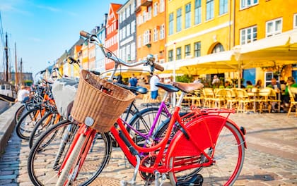 En la ciudad vieja de Copenhague, puerto de Nyhavn, las bicis son protagonistas