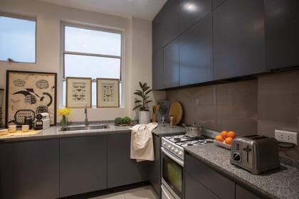 En la cocina, a diferencia del resto del departamento, predominan los tonos neutros. “Tengo un depósito en Chacarita, un espacio alucinante de 800 metros, donde guardo tantas cosas que no sé ni lo que tengo, pero sí estoy seguro de que siempre encuentro algún objeto o material interesante para darle nueva vida”, cuenta Acevedo.