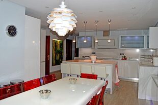 En la cocina, al igual que otros ambientes, predomina el blanco con un toque de otro color