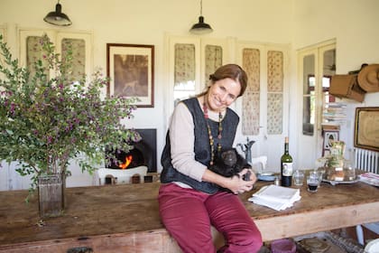 En la cocina con Coco, un mono carayá que –al igual que muchos animales traficados de forma ilegal– terminó como mascota y víctima de gran maltrato. Un fallo judicial lo declaró sujeto de derecho: “Debería estar libre, pero, como tiene los huesos triturados, no sobreviviría en el exterior”, cuenta Isabel. En los meses fríos, Coco vive adentro de la casa, buscando calorcito cerca de la estufa.