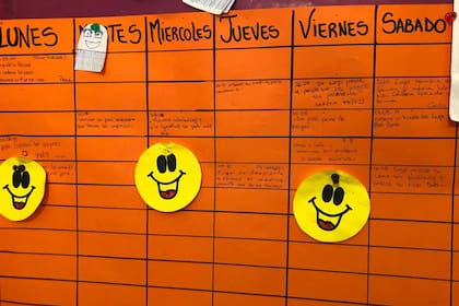 En la cocina de la casa hay una pizarra con el calendario de actividades y logros que Euge va consiguiendo