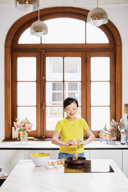 En la cocina de su casa, donde vive con Dominique, su marido francés, y sus tres hijos