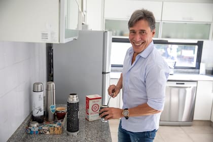 En la cocina de su casa, la que comparte con su novia desde hace más de un año