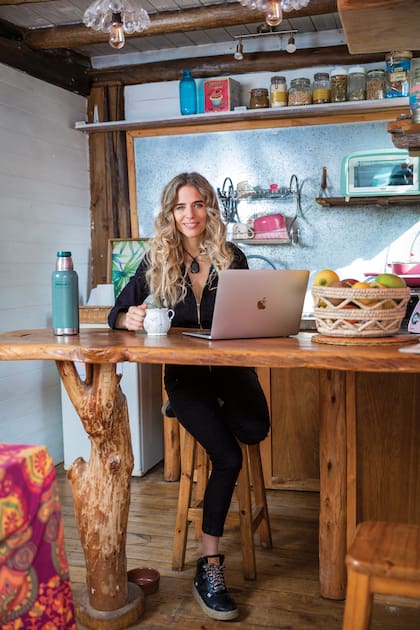 En la cocina de su casa. “Mi lugar en el mundo es el mundo. ¿Si está lejos? ¿Lejos de qué? Hoy estoy acá, en este refugio que, para mí, es energético, pero si surge un trabajo en otro lado, levanto todo en dos días y me voy”, dice Mar, que organiza talleres, seminarios, retiros y conferencias por todo el país sobre cómo encontrar el propósito del alma y cómo integrar emociones.