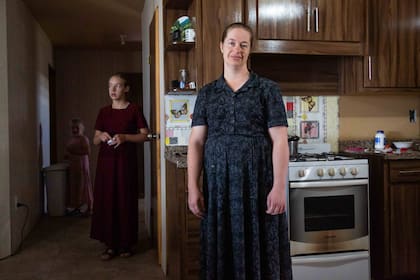 En la cocina de su casa, Nela, la esposa de Peter Knelssen, con dos de sus hijas.