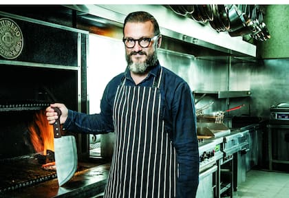 Trocca en la cocina de Sucre con uno de los cuchillos de su colección personal