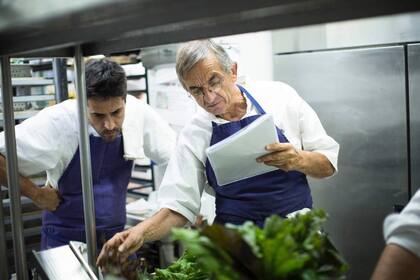 En la cocina del célebre chef francés Michel Bras